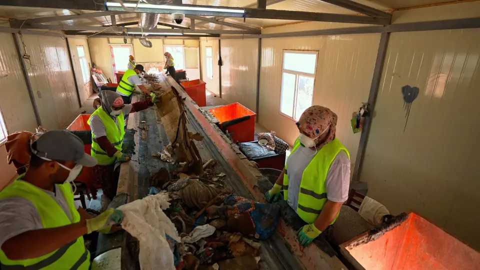 Material conveyor at recycling complex